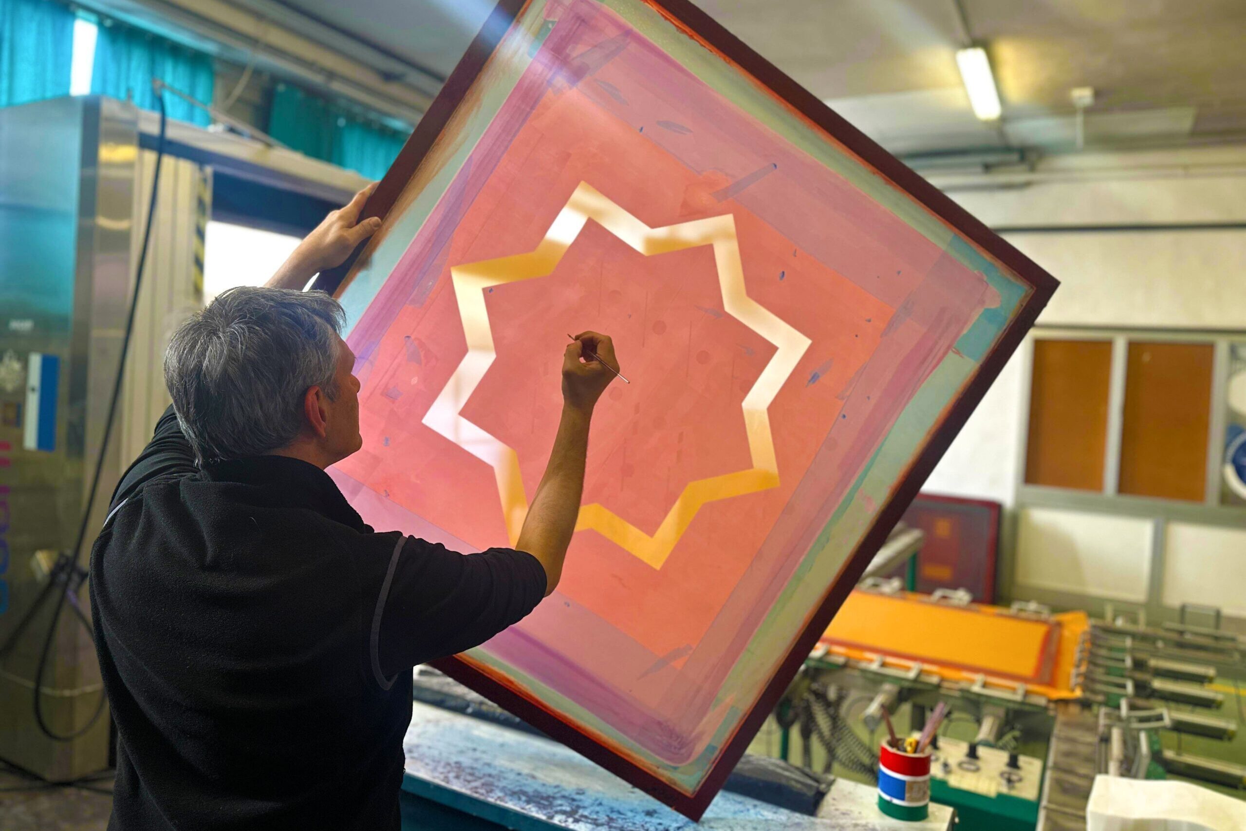 esempio operatore che ritocca telaio serigrafico